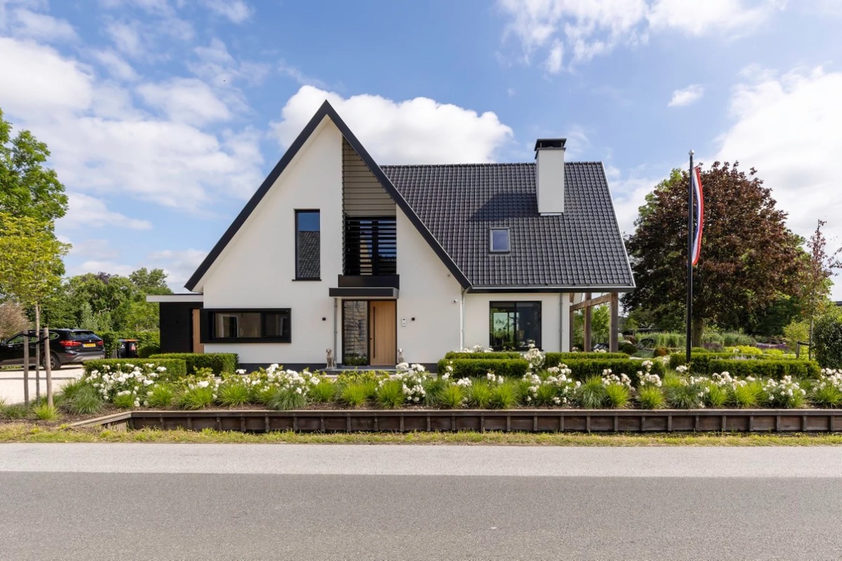 Een vrijstaande woning vanaf de straat.